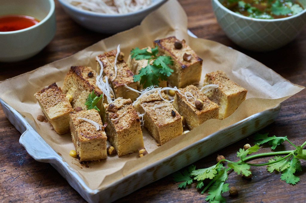 How to bake delicious frozen tofu into crispy tofu&nbsp;biscuits